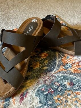 Women's Brown Cross-Strap Comfort Sandals with Back Strap